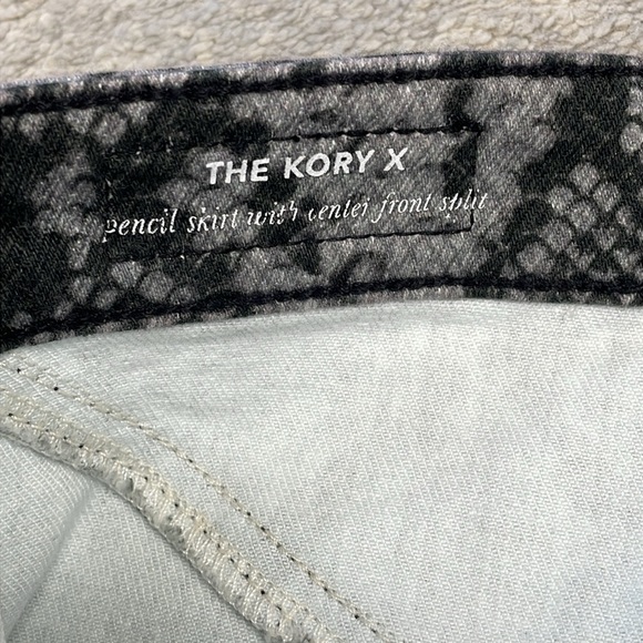 New AG Adriano Goldschmied Kory X Pencil Skirt With Front Slit Snake Print Sz 25 - Picture 9 of 13